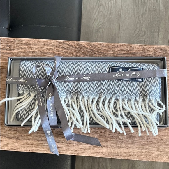 100% Merino wool gray and white chevron print scarf, NWT - Picture 1 of 3